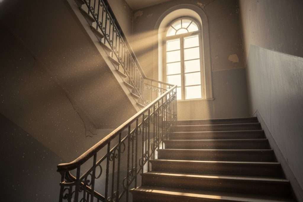 Éclaircir un escalier en bois : méthodes et protection