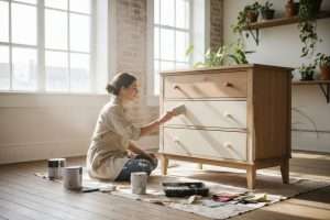 Comment relooker une commode à trois tiroirs avec style ?