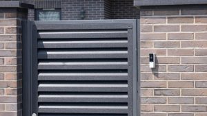 Comparer l'aluminium et le bois pour un portillon sur mesure
