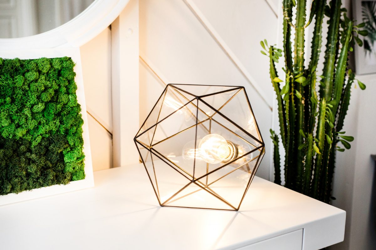 Lampe moderne en métal à l'intérieur, au boîtier et au design légers