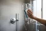 Comment nettoyer une paroi de douche en plexiglas ?