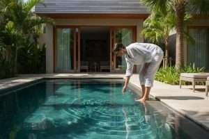 Eau trouble dans piscine au sel : diagnostics et solutions